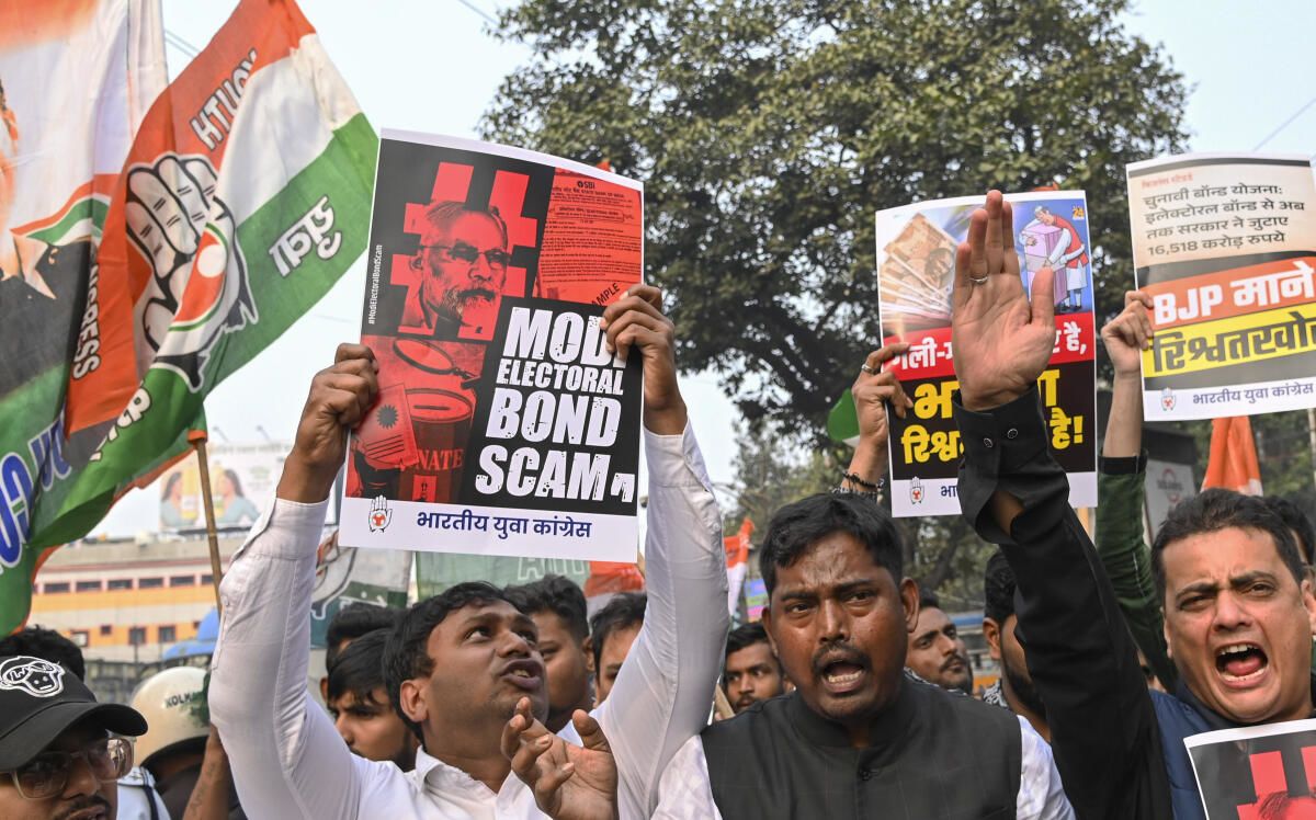Former Prime Minister Manmohan Singh's ashes being immersed at the Asth Ghat, Majnu Ka Tilla in New Delhi. Credit: PTI Photo
