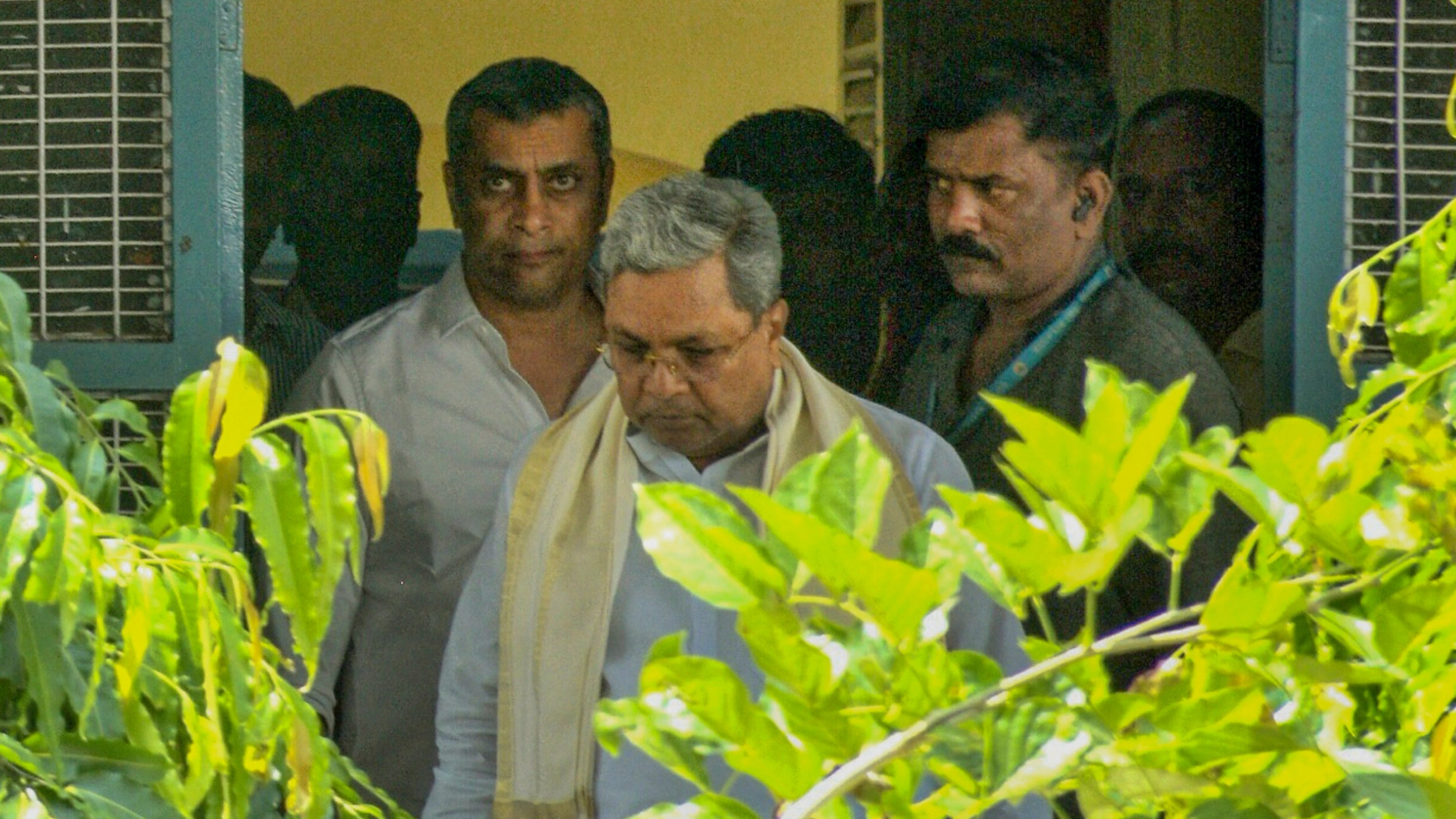 Karnataka Chief Minister Siddaramaiah leaves the office of Lokayukta in Mysuru after being questioned in the MUDA site allotment case. Credit: PTI File Photo