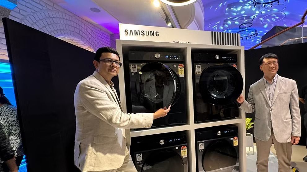 (From Left-Right) Saurabh Baishakhia, Sr. Director, Digital Appliances Business, Samsung India and Richard Oh, Corporate VP Samsung Southwest Asia at the launch of new Bespoke AI washing machines. Credit: DH Photo