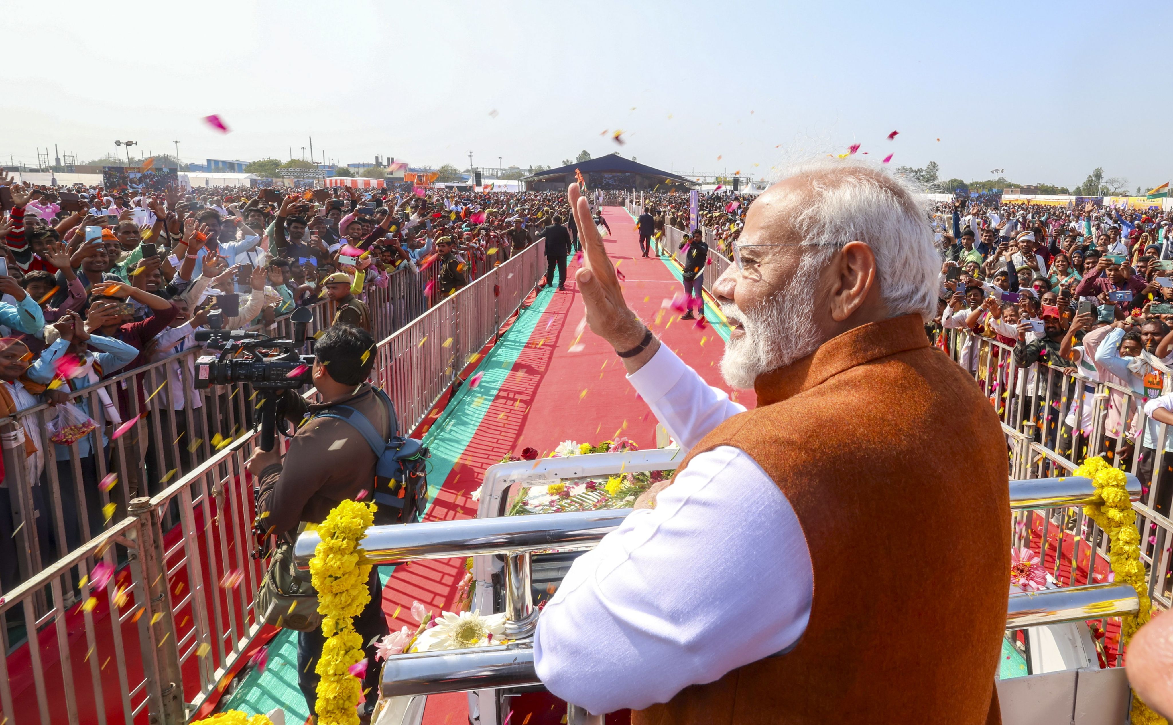 चुनाव का रास्ता: लोकसभा चुनाव से पहले प्रधानमंत्री मोदी के पदचिह्नों पर एक  नजर